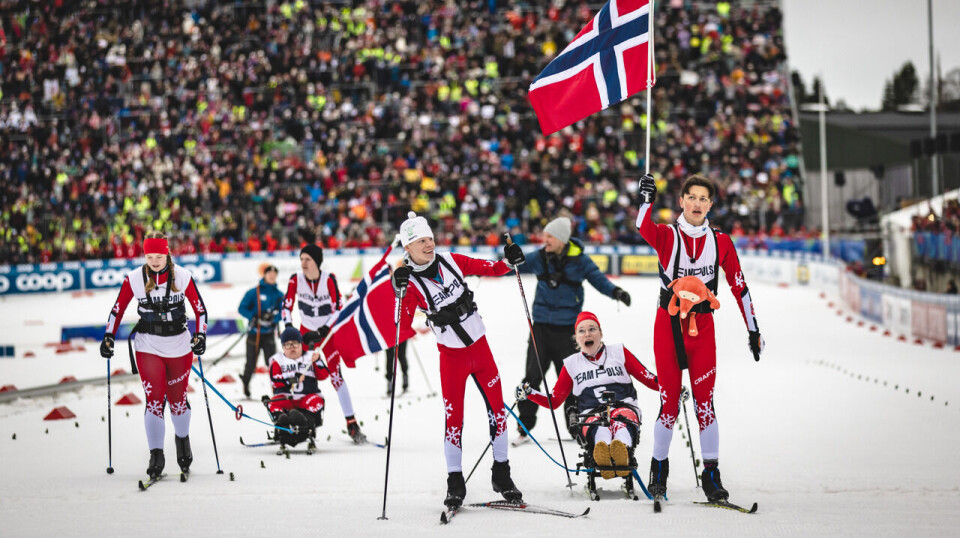 Sunniva, Trygve, Syver, Mikkel, Pia og Peder var deltakarar i Team Pølsa og blei folkeheltar over natta. Her går dei over målstreken i Granåsen.