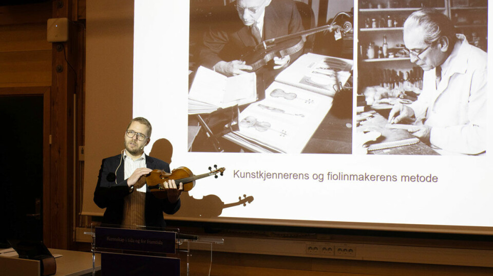 Benjamin Rygh har både håndverker- og forsker-briller på når han undersøker fioliner. Det fortalte han om under disputasen sin.