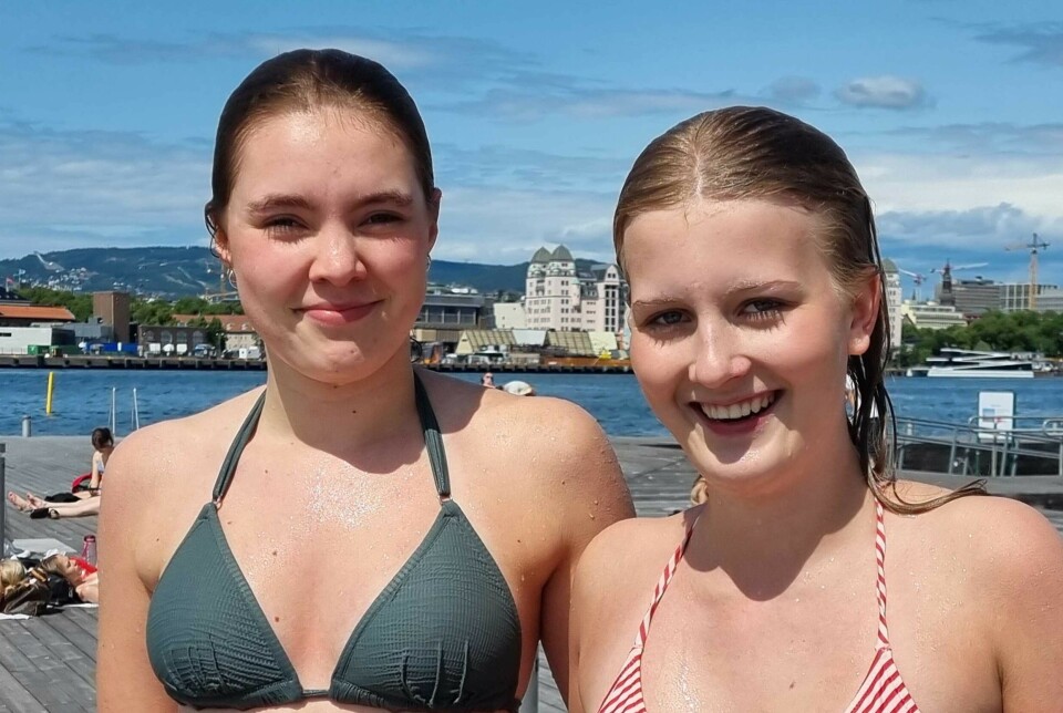 Embla Berman (16), Filippa Finne (15) og de andre jentene i klassen nyter varme ettermiddager på Sørenga.