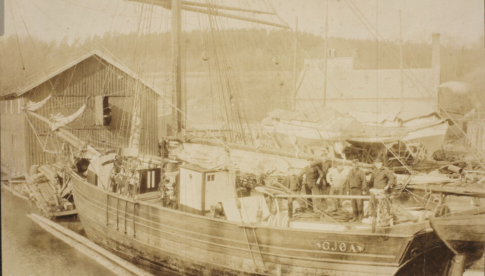 Gjøa til kai før seilasen gjennom Nordvestpassasjen i 1903.