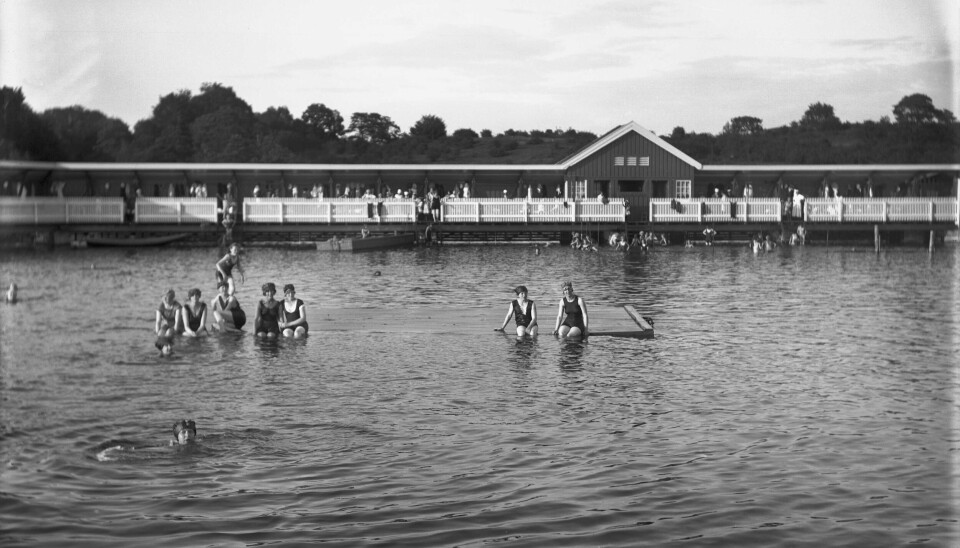 For omtrent 100 år siden var det mange badesteder i Oslofjorden. Bildet over er fra Hovedøyas damebad på 1920-tallet.