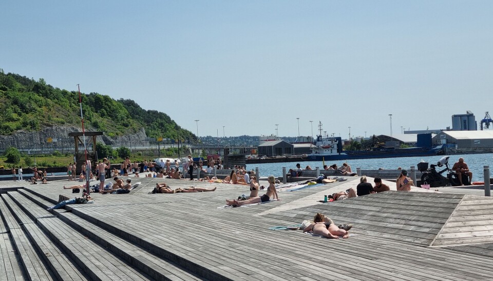 Det var flere som hadde samlet seg på Sørenga for å bade torsdag formiddag midt i juni.
