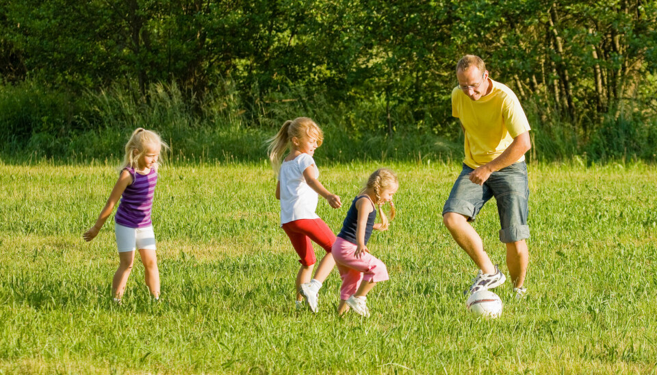 Alle monner drar, og en fotballkamp med barn og barnebarn i hagen er en fin måte å lage gjødsel til hjernen din som er veldig bra for den.