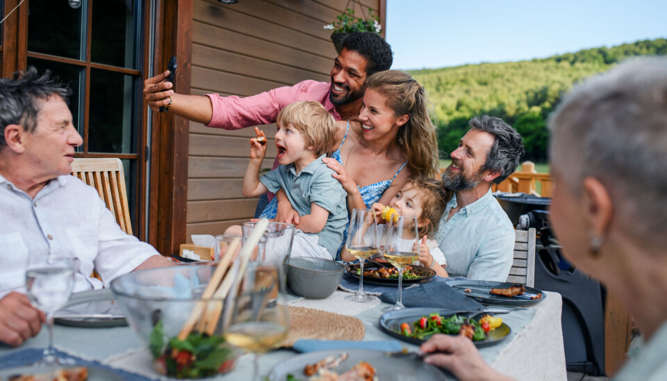 Sommeren kan være tiden for å invitere venner, familie og kjente på besøk. Det å henge med andre er veldig bra for hjernen din.