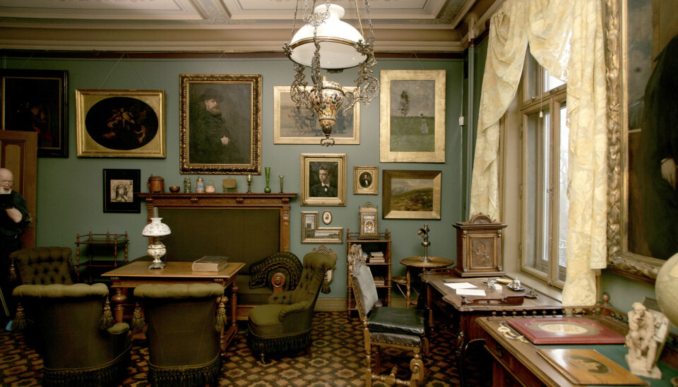 Når Henrik Ibsen kommer hjem til Norge, flytter han inn i en leilighet i Arbins gate i Oslo. Nå er han berømt og tjener godt. Dette er Ibsens arbeidsværelse, som nå er museum. Ibsens kontor i Arbins gate.
