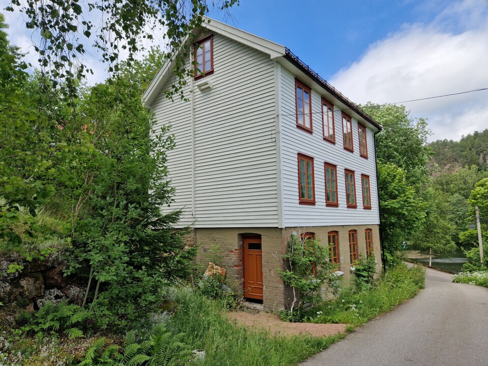 Jens Jebsen fikk bygd 32 slike arbeiderboliger i Berger. Hvert hus hadde fire leiligheter. Familiene var store og tok inn leieboere. Det kunne bo 30 personer i hvert hus. Arbeiderbolig i Berger.