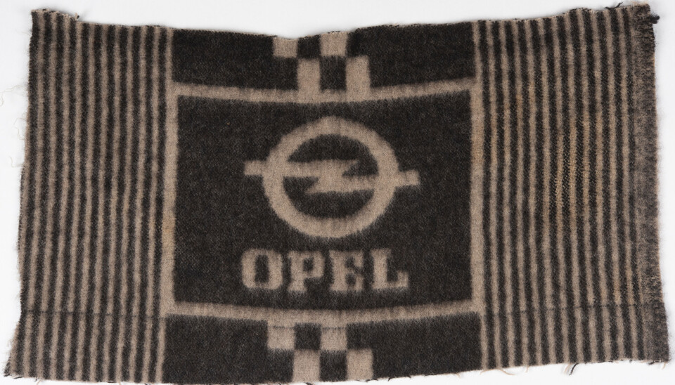 Bilfirmaene trakk setene i stoffer fra Berger og bestilte pledd med logo. Folk kjøpte også vanlige pledd som de la i bilen. Teppe med Opel-logo.