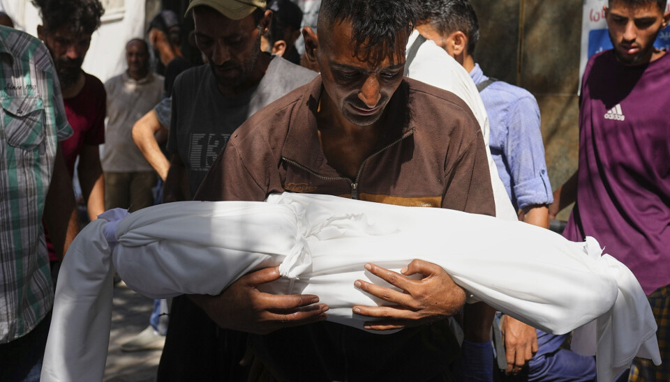 Minst 56.000 mennesker, flertallet barn og kvinner, er ifølge palestinske helsemyndigheter drept i israelske angrep på Gazastripen siden oktober 2023. Her bæres et barn som ble drept i et angrep mot en skole som huset internt fordrevne fredag, til graven.