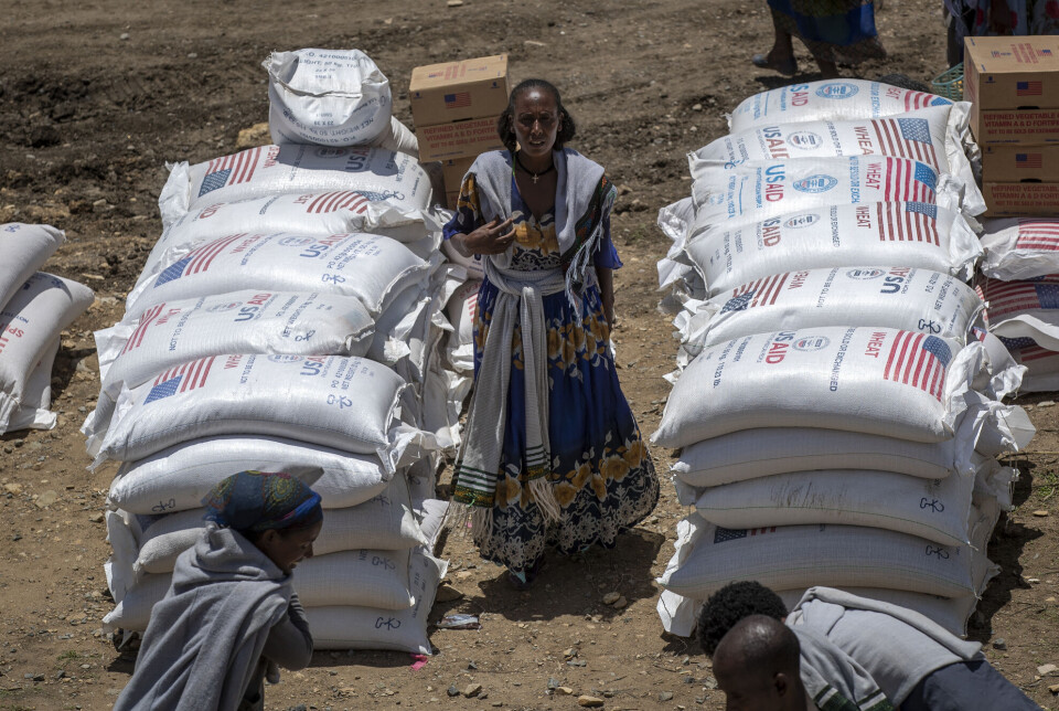 En etiopisk kvinne blant matforsyninger fra USAID i Tigray i 2021. Under president Donald Trump har det kommet kraftige kutt i amerikansk bistand.