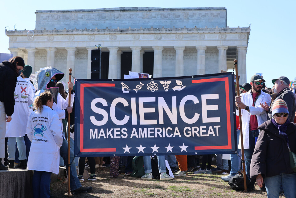 Tusener av forskere demonstrerte mot Trumps kutt i mars i år. Demonstrasjon mot DOGE-kutt i Washington i mars 2025.