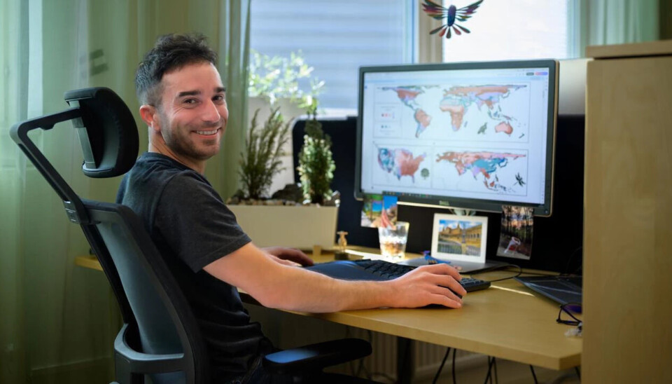 Rubén Bernardo-Madrid, forsker ved Umeå universitet i Sverige, har ledet arbeidet med den nye studien. Her med et kart foran seg som viser fordeling av arter på kjerneområder rundt om på jorda.