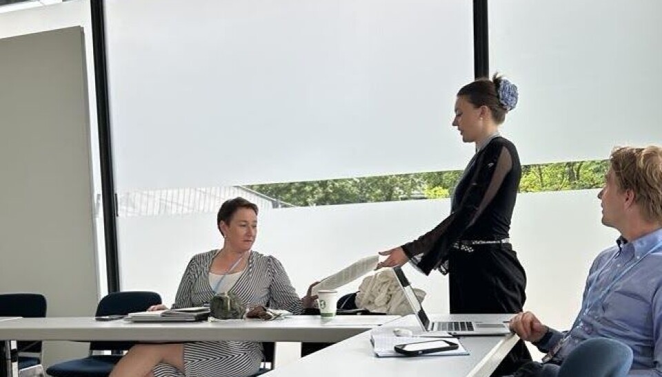 Anita gir lederen for den norske delegasjonen, Marianne Karlsen, et brev skrevet av Climate Action Network, de er bekymret over at ytringsfriheten er begrenset. Anita Torsvik overrekker et brev til Marianne Karlsen.