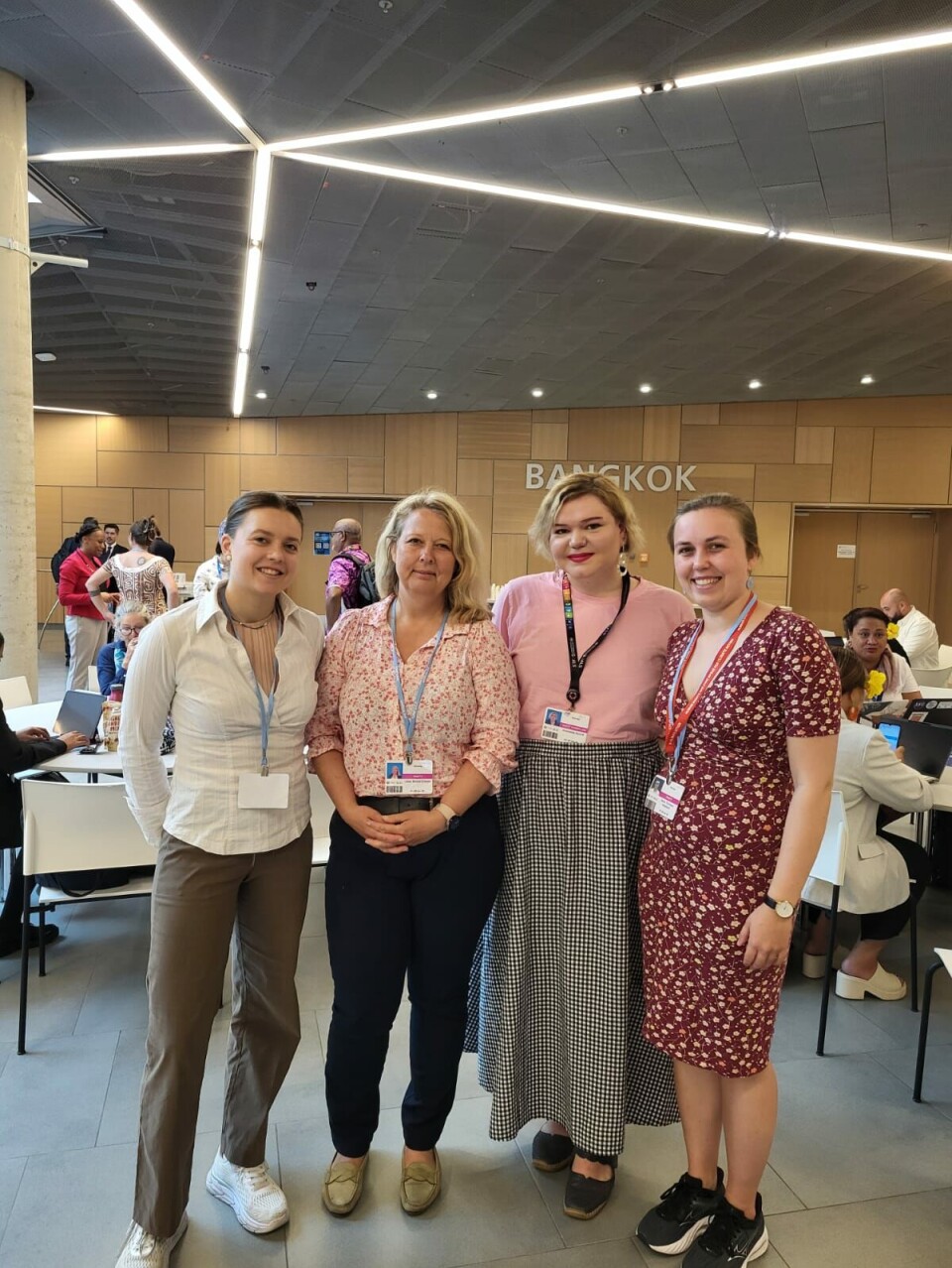 Fra venstre Anita Torsvik, Lillian Bredal Eriksen (ForUM), Anastasiia Myrvoll og Maria Timmann Mjaaland (ungdomsrepresentant). De har på rose som en del av en aksjon som belyser sammenhengen mellom kjønn og klima. Fra venstre Anita Torsvik, Lillian Bredal Eriksen (fra ForUM), Anastasiia Myrvoll og Maria Timmann Mjaaland (ungdomsrepresentant). Vi har på rose for å være med på en aksjon som belyser sammenhengen mellom kjønn og klima (at de sårbare gruppene ofte rammes hardes av klimaendringene).