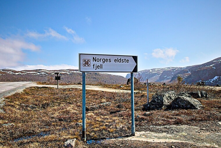 Skiltet med Norges eldste fjell står utenfor Kirkenes, nær Grense Jakobselv i Øst-Finnmark. Berggrunnen her kan være 3 milliarder år gammel. Går du rundt på Finnmarksvidda så er berget under deg gjerne 2 milliarder år gammelt. Det samme kan det være i Lofoten, Vesterålen og på Senja. Grunnfjellet i Sør-Norge er gjerne 1 til 1,5 milliarder år. Også det fryktelig gammelt.