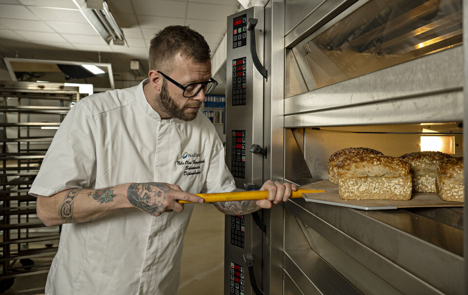 Nils forteller at de har et prosjekt der de prøver å minske matsvinn ved å bruke brødene på nytt. Men smaker de nye brødene like godt?