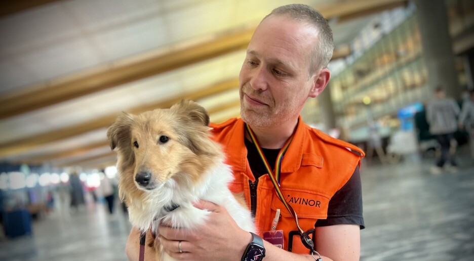 På Oslo Lufthavn hjelper hunden Lilla til med å roe ned reisende. Virker det?