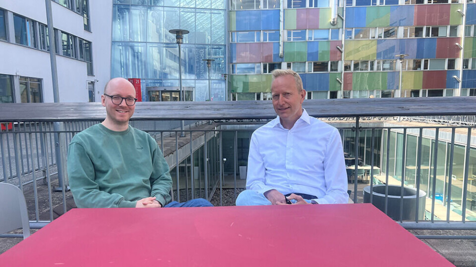 – Når enkelte grupper står utenfor og lar være å stemme, blir de jo ikke representert i politikken. Da får heller ikke politikerne noe insentiv til å ta hensyn til dem, sier Johannes Bergh til høyre. Peter Egge Langsæther er enig.