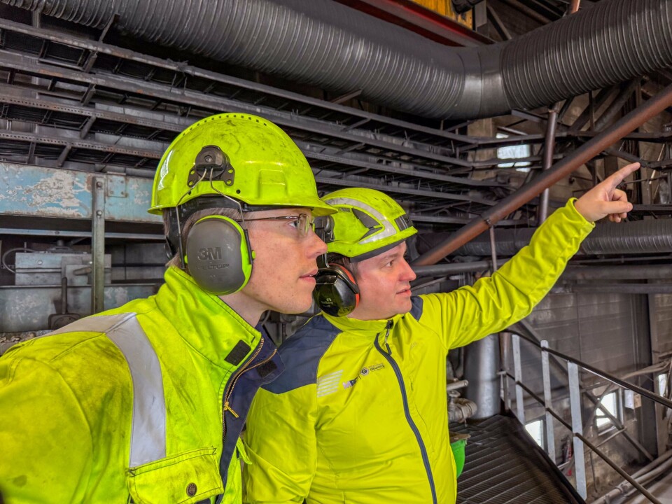 – Det er første gangen vi testet systemet i en gruve, sier forsker Salazar, til venstre. Til høyre står Rigmond Abelsen fra Skaland Graphite.