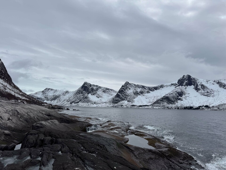Gruven ligger inne i fjellet på andre siden av fjorden.