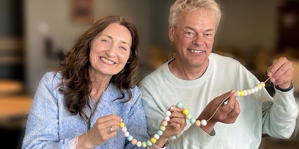May-Britt og Edvard Moser bruker perler på en tråd for å forklare hvordan tidssansen vår fungerer.