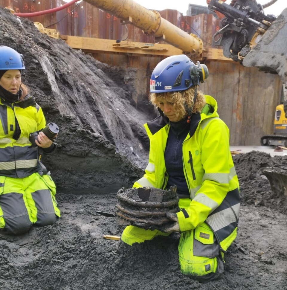 Marja-Liisa Petrelius Grue med et lagget kar.