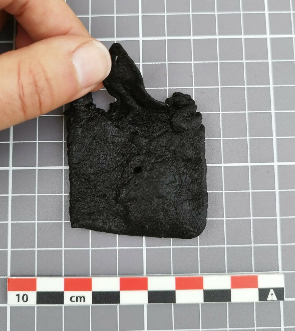Kanskje var denne bittelille vesken beskyttelse for en amulett eller et kors? Den kan også ha vært en barneleke. Minivesken er 5x5 cm, og laget av ett stykke lær som er brettet og sydd i kantene.
