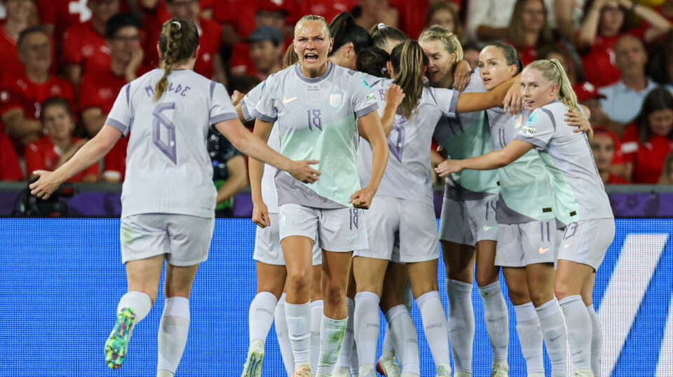 Korleis reagerer landslagsspelarane til kvarandre når spelet går med eller mot dei? Korleis gestikulerer dei for å få ballen eller påverkar dommaren? Fotballforskarane anbefalar å sjå vekk frå ballen neste gong du ser fotball på TV eller stadion.