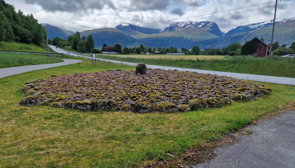 Det var her, ved Vereide i Gloppen, at Diinhoff fant gullberlokken. I dag er haugen rekonstruert.