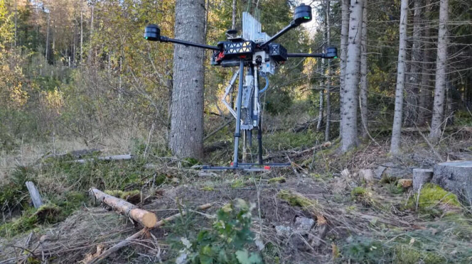 Systemet består av en spesialbygd drone med fire rotorer, et planteverktøy som veier omtrent fire kilo, en mekanisme for å fylle på med nye småplanter, og et trykkluftsystem som sørger for kraftige bevegelser uten å øke vekten nevneverdig.