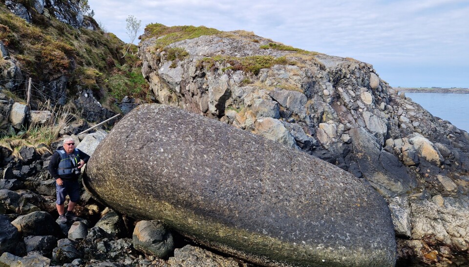 Når solen skinner på Storteinen, funkler de store krystallene av mineralet amfibol, en lysbrytningseffekt som vi kaller schillerisering.