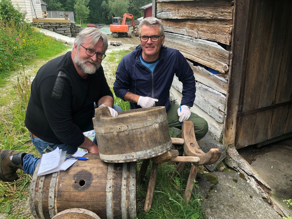 Atle Ove Martinussen, dagleg leiar ved Vestnorsk Kulturakademi og Hans Geir Eiken, forskar ved NIBIO, har gjort ein stor innsats for å bevare gjærsoppen kveik.