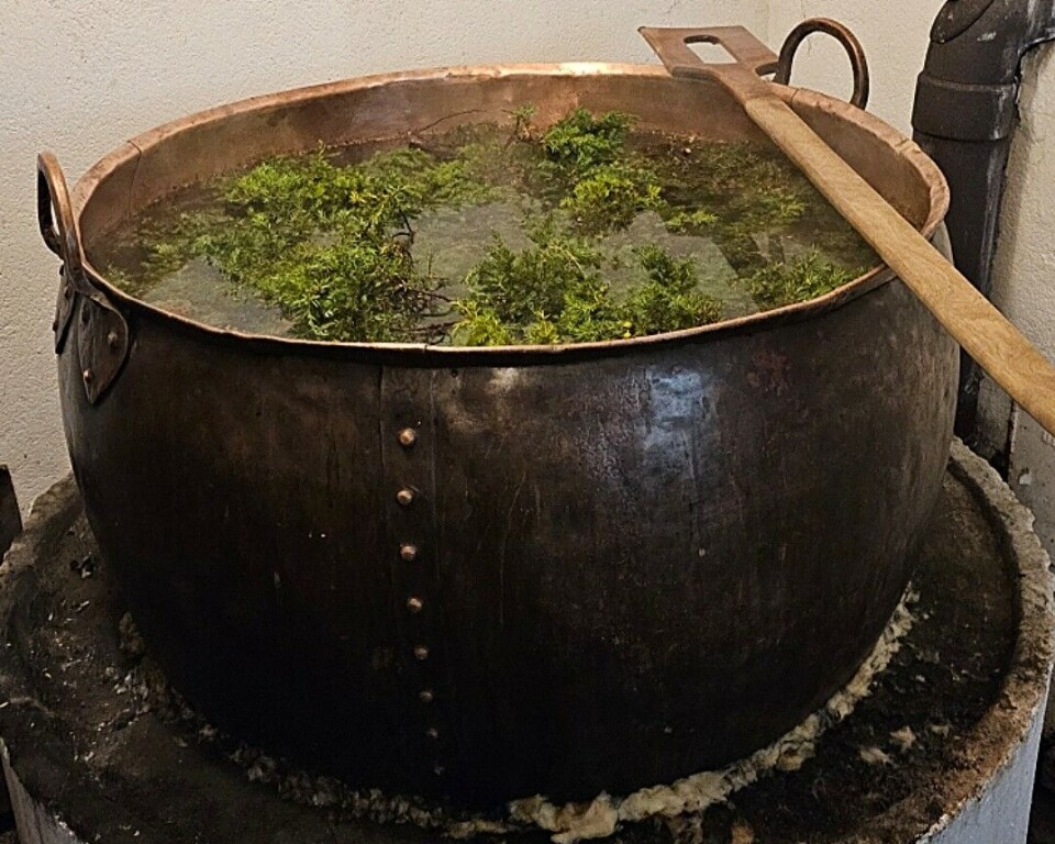 Brakalåg/einerlåg - ein varmer vatn med einer i opp til cirka 80 grader. Lågen er antiseptisk og blir brukt til reingjering av bryggekara og som bryggevatn i meiskinga.