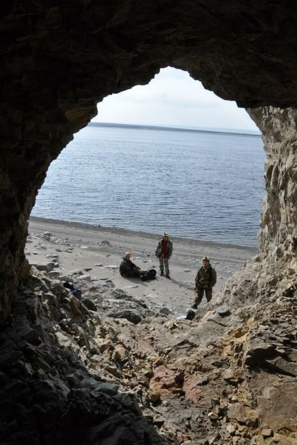Forskerne lette etter permafrost i grotter. Forskere leter etter permafrost i huler.