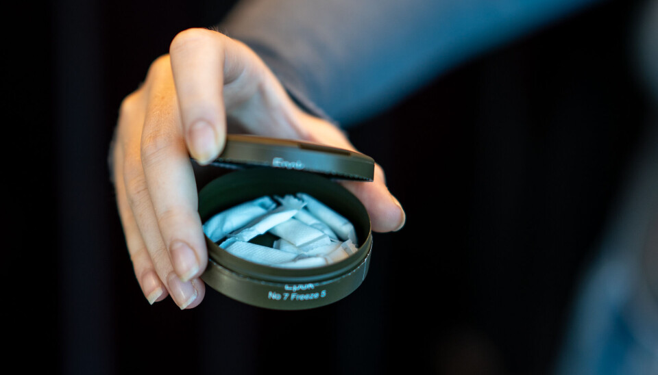 Nikotinposer er ulovlig i Norge. Bransjen har imidlertid omgått loven ved å selge produkter tilsatt litt tobakk, som hvit snus. Hånd som holder en boks med snus.