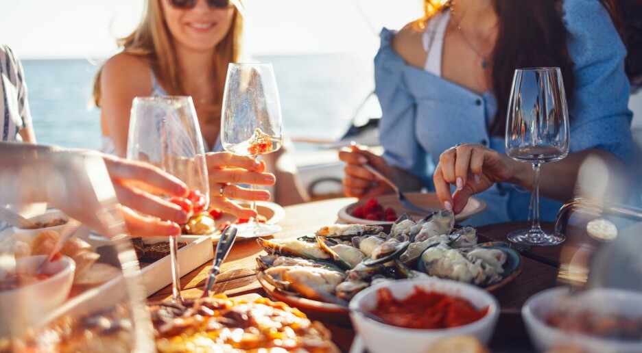 Ferien får oss til å handle, kaste og reise mer. Det går ut over miljøet, ifølge forskere