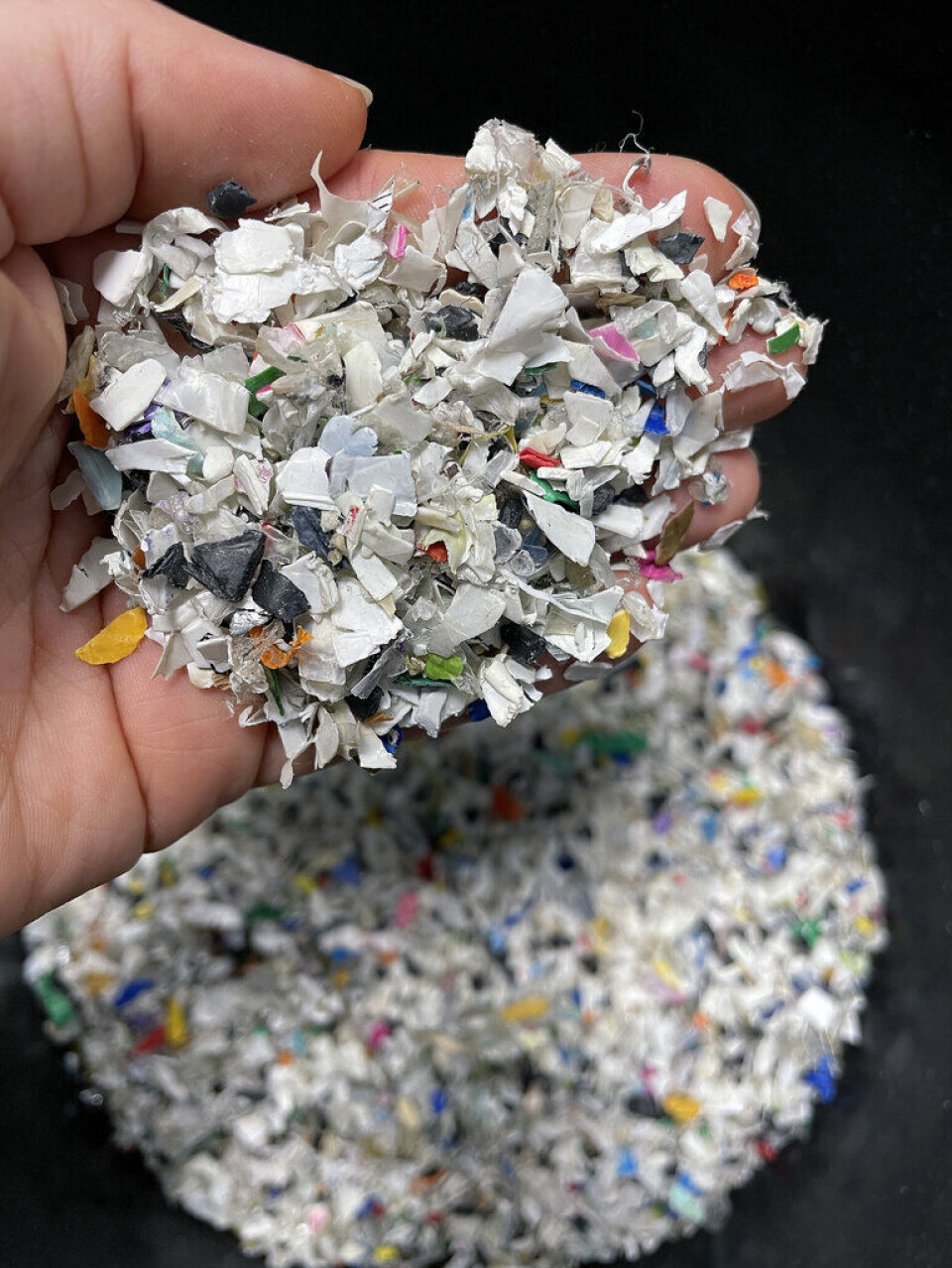 Plasten blir kuttet opp og brukt på nytt til nye produkter. Plastgranulat som brukes på nytt.