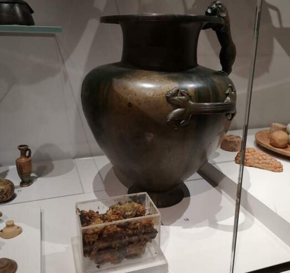 Med moderne metoder har forskere tatt prøver av stoffet i krukken.
