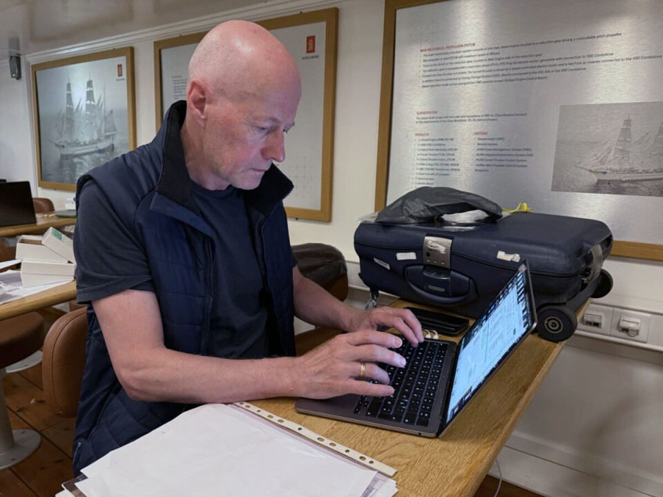 Jacob Odeberg forbereder alt som må være klart når han skal begynne å ta blodprøver.