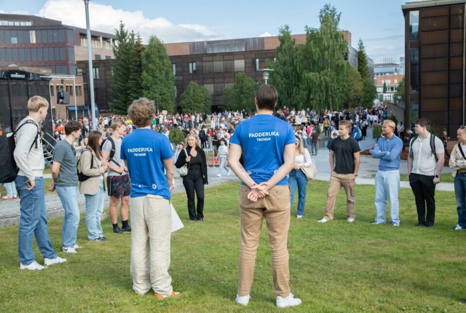 Benytt deg av mulighetene et nytt sosialt miljø gir. Du er ikke lenger bundet av gamle forventninger til deg, sier psykologiprofessoren. Her fra studiestart på Universitetet i Tromsø i 2024.