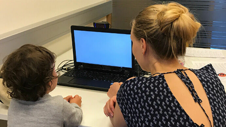 Forskarane har testa meir enn 3000 barn. Biletet er tatt under eitt av eksperimenta.