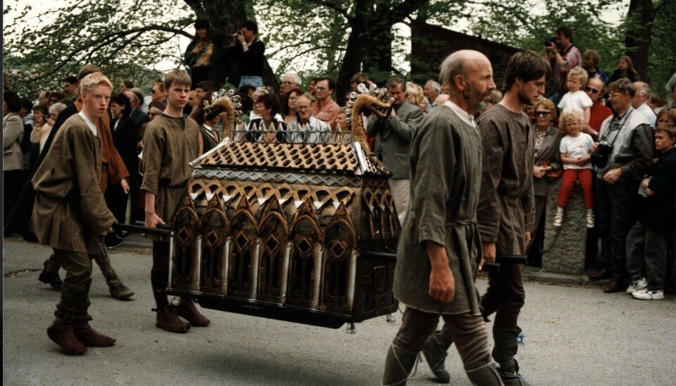 Olavs kiste sto i Nidarosdomen som en hellig relikvie i 500 år. Helt fram til 1500-tallet var det opptog i Trondheim der de bar Olav-skrinet rundt i byen. Her er skrinet rekonstruert i 1000-årsjubileeet i Trondheim i 1997. Opptog der de bærer et rekonstruert Olavsskrinet.