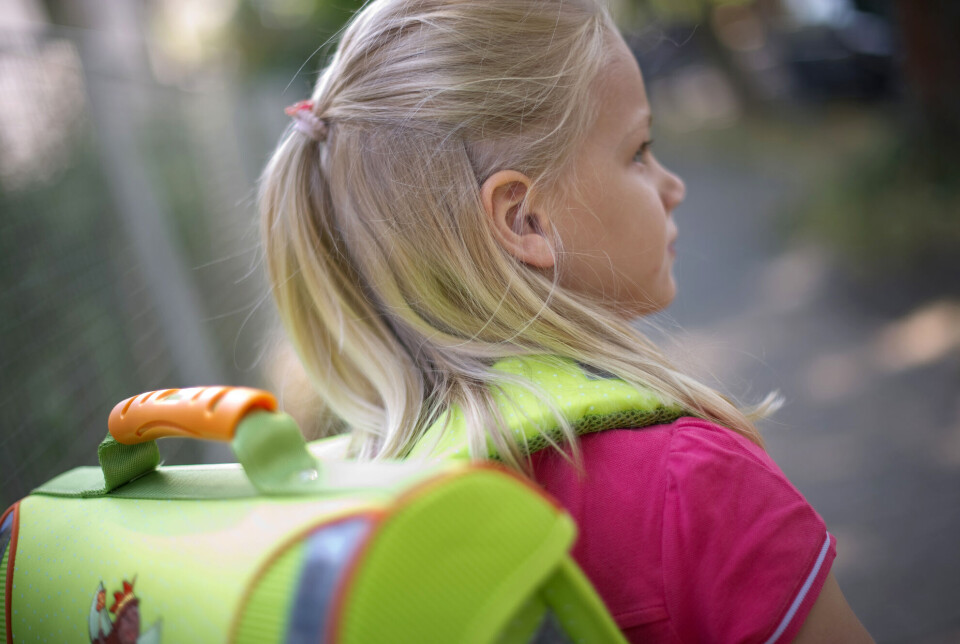 Nå peker en ny studie på at elevene kan gjøre mer enn å lese lekser hjemme for å oppnå gode resultater på skolen. Liten jente på vei til skolen. Skolesekk på ryggen.