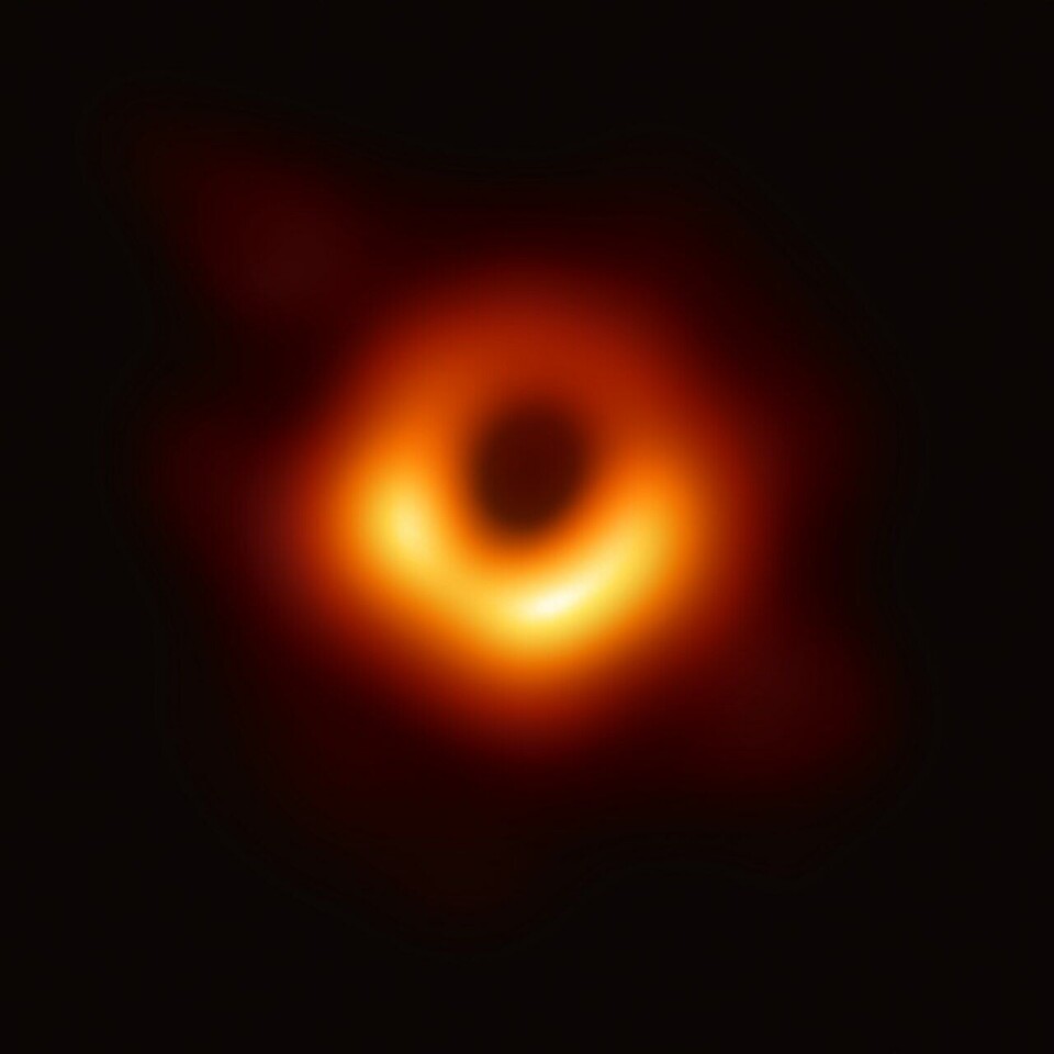 Giga-sort hull i midten av M87-galaksen. Dette er altså det første bildet av «skyggen» av et sort hull.