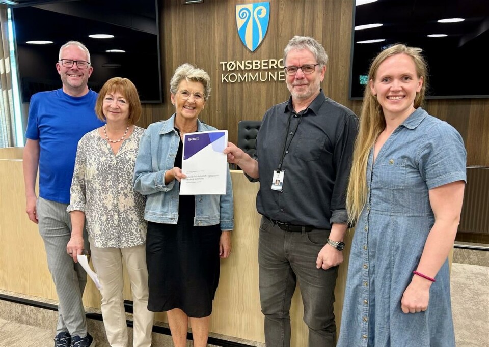 Bjarne Isaksen, Liv Torunn Eik og Hilde Dehnæs Hogsnes overrekker rapporten til Tønsberg kommune, representert ved Espen Riiser og Tina Nordbotten Olsen.