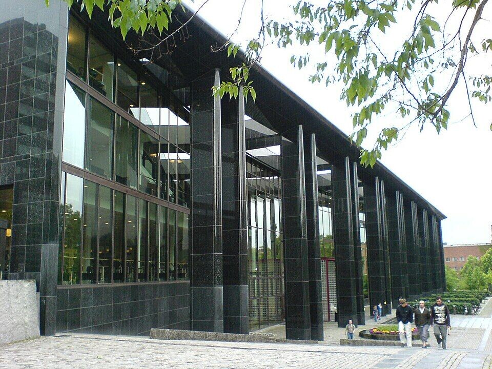 Det nokså nye Universitetsbiblioteket på Universitetet i Oslo er kledd i larvikitt.
