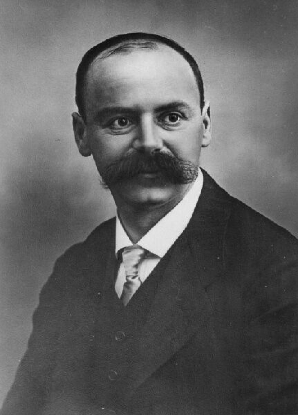 Karl Schwarzchild, fysikeren som 'fant' sorte hull i Einsteins teorier. Han døde i 1916, så han fikk dessverre aldri oppleve at sorte hulls eksistens ble bevist.