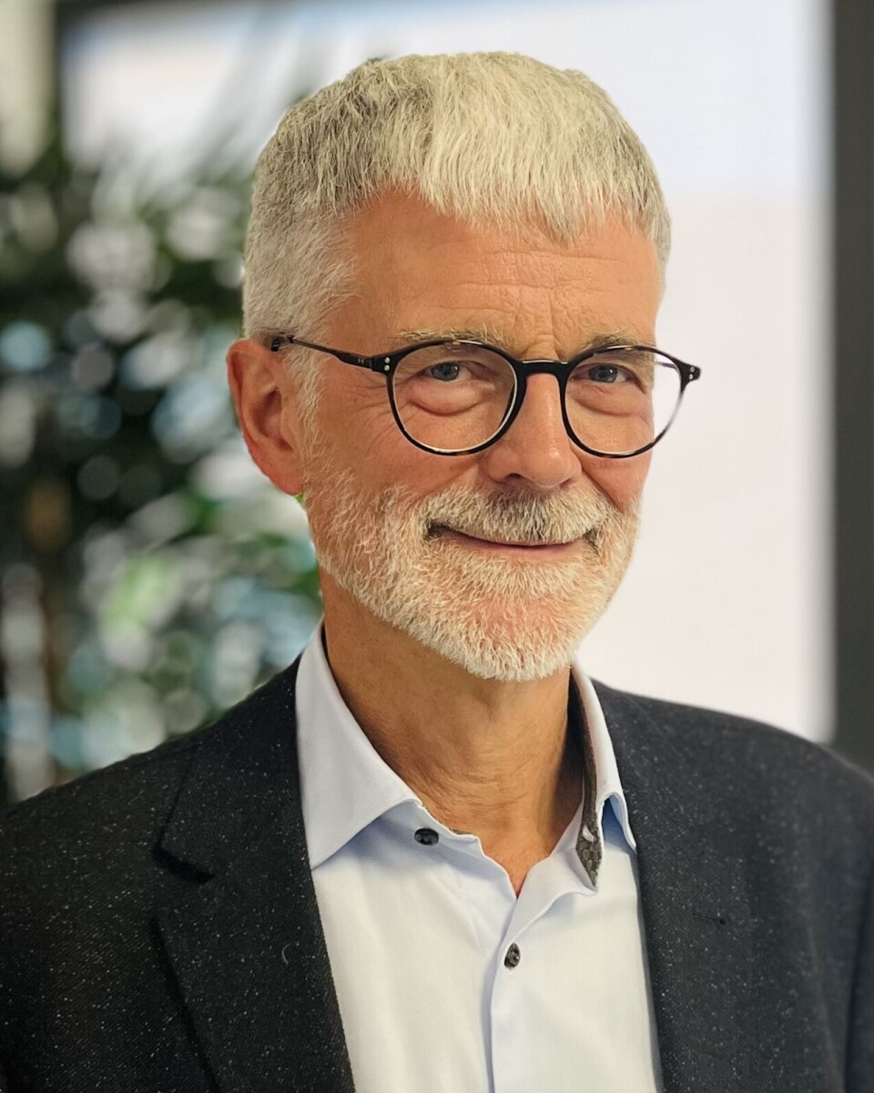 Trond Helgerud jobber med å høste inn tare. – Vi kan høste på samme sted etter fem år. Da rekker taren å vokse seg stor igjen, sier Helgerud.