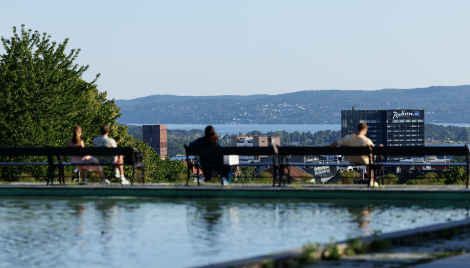 Her sitter folk ute på St. Hanshaugen i Oslo om kvelden 11. juli. Dagen etter startet den varmeste 14-dagersperioden i juli som Meteorologisk institutt har registrert i Norge.