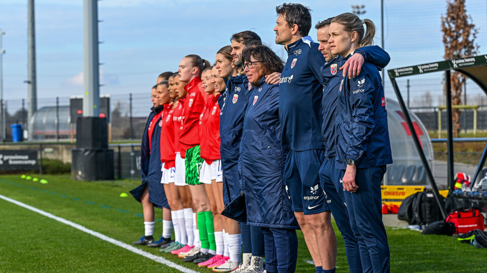 Eline Kulstad-Torneus (ytst til høgre) kom frå stillinga som utviklingssjef i Vålerenga fotball til Norges fotballforbund i vinter. Nå er ho landslagstrenar for J15-J17.