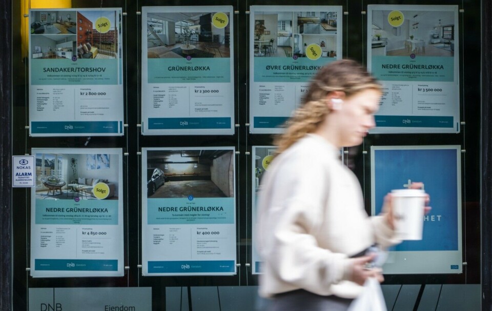 Forskere har undersøkt hvordan mer enn 40 prosent av unge har råd til å eie bolig. Kvinne går forbi boligannonser hos eiendomsmegler.